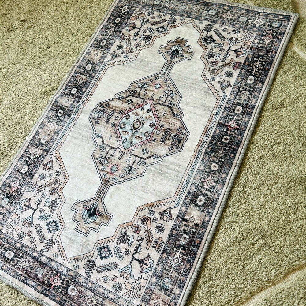 Elegant Geometric Patterned Rug - Picture 3 of 5